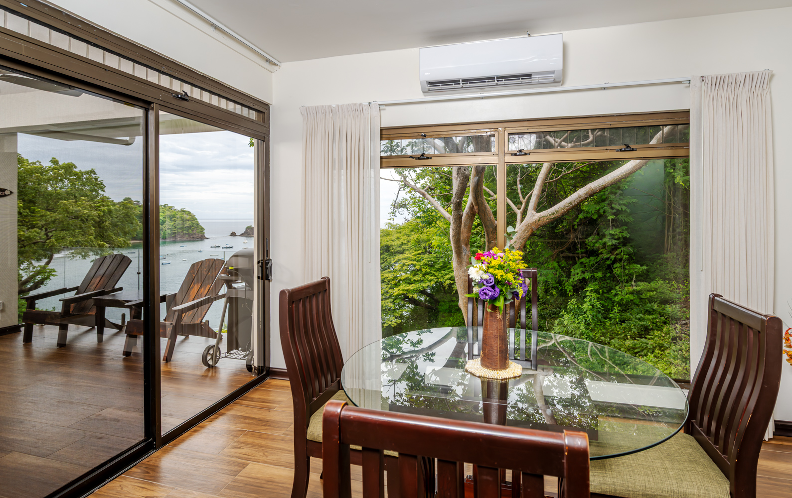 Casa Christopher dining area with ocean view in Playa Ocotal