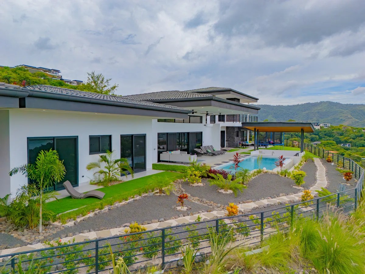 Casa Siete Cielos, a 5-bedroom family villa with pool near Playas del Coco